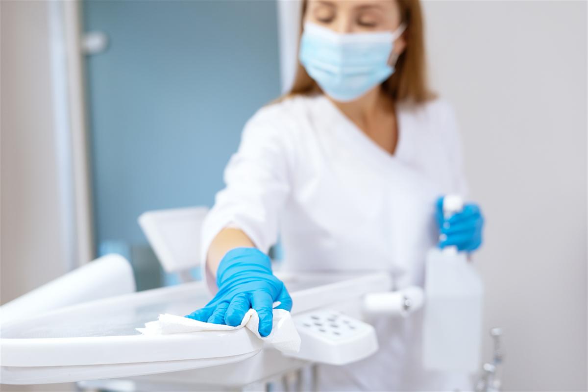 Hygienische Reinigung in einer Arztpraxis