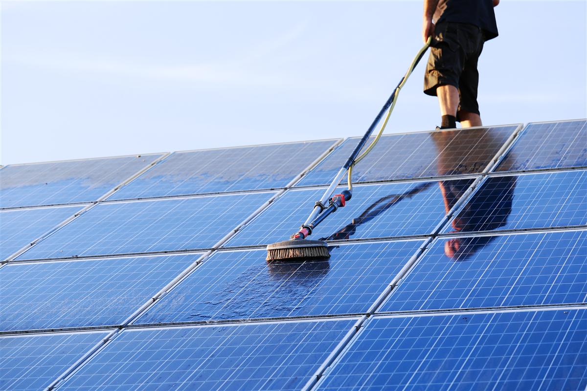 Reinigung einer Photovoltaik-Anlage mit Teleskopbürste