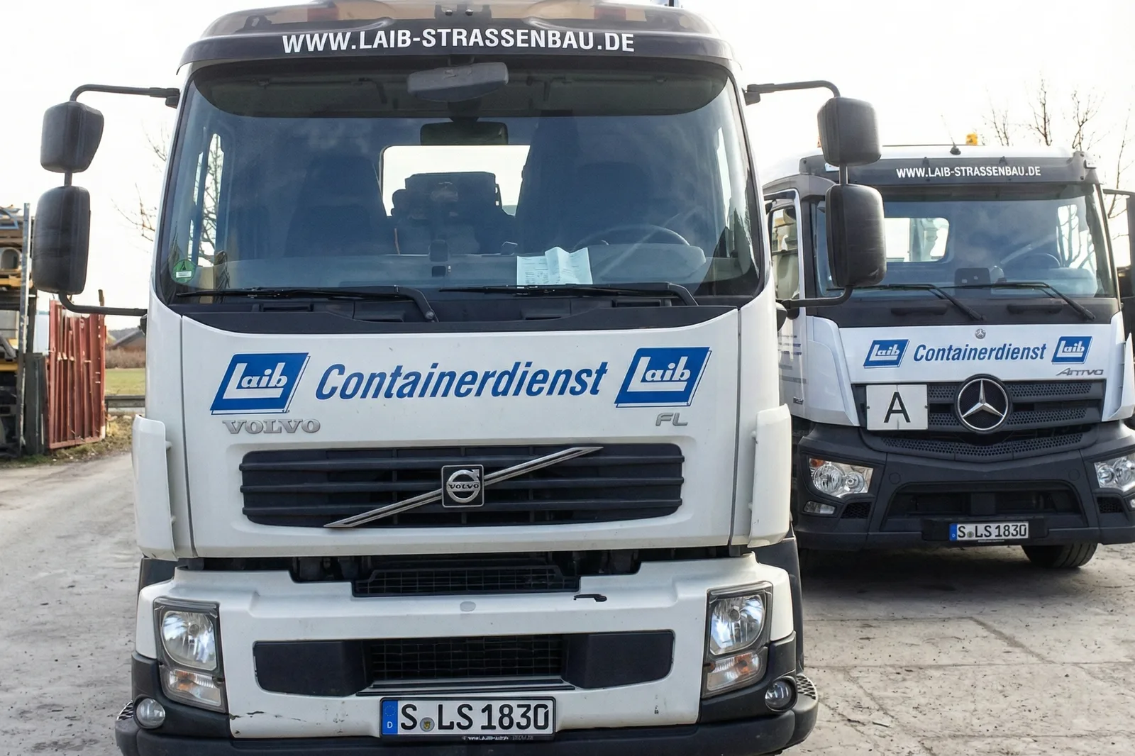 Zwei Lastwagen des Laib Containerdienstes auf dem Betriebsgelände