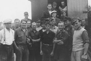 Historische Aufnahme von 1949: Gruppenbild der Belegschaft vor einem Betriebsgebäude