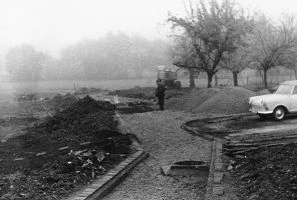 Historische Aufnahme von 1960: Erdarbeiten an einer neu angelegten Straße am Ortsrand