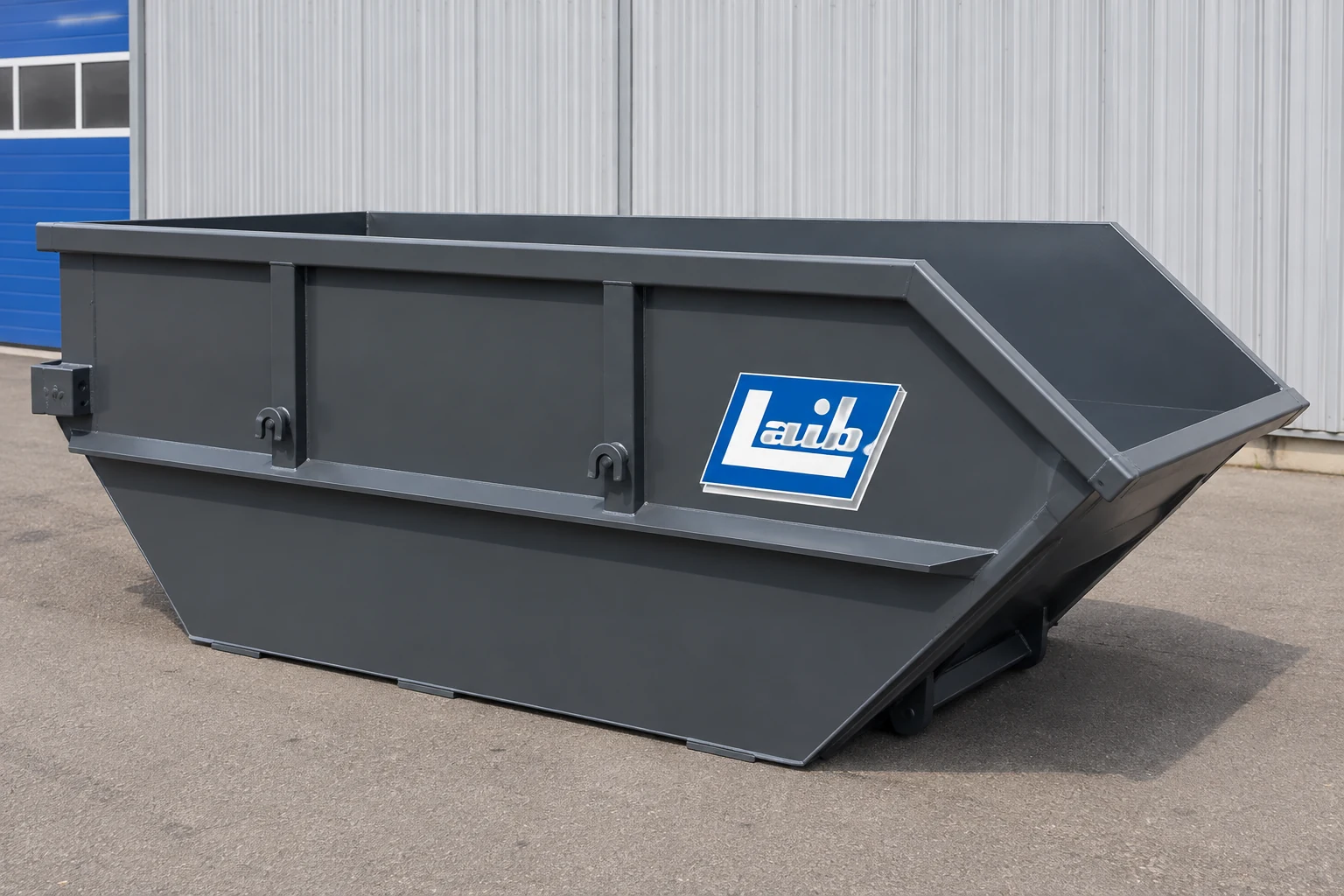 Absetzcontainer von Laib in Anthrazit mit Firmenlogo auf dem Betriebsgelände