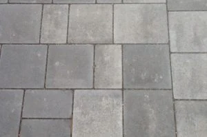 Fläche aus mittelformatigen grauen Steinen