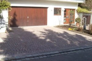 Gepflasterte Zufahrt zu einer Doppelgarage