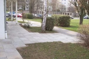 Plattenbelag entlang einer Gebäudefassade